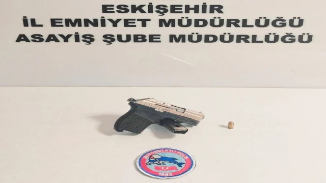 Polis denetiminde 2 kişinin üzerinde silah ele geçirildi