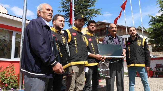 Polis ekipleri, gazilerin elini öperek çalınan eşyalarını teslim etti