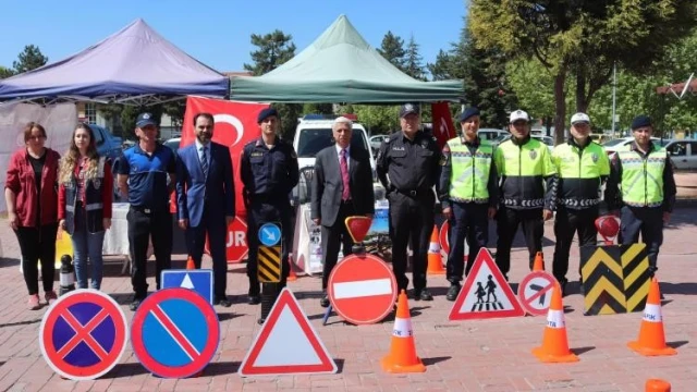 Polis ve jandarma ekipleri ’Daha güvenli trafik için stant’ açtı