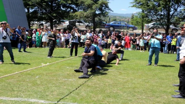 Polislerin bahar pikniğinde halat çekme yarışması