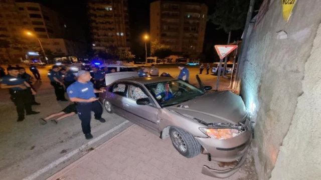 Polisten kaçarken kaza yapan sürücü yaralandı, yanındaki iki arkadaşı gözaltına alındı(Yeniden)