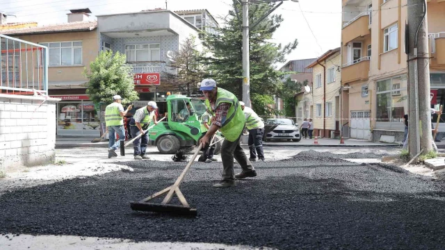 Ragıp Gümüş Pala Caddesi’nde asfalt çalışması