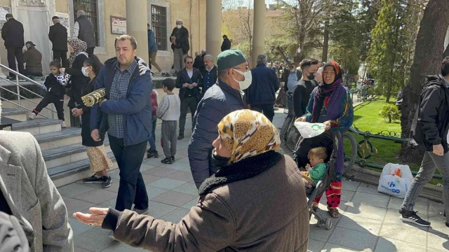 Ramazan ayında cami çıkışlarında dilenciler arttı