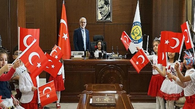 Rektör Çelik, 23 Nisan Vesilesiyle Minik Çocukları Ağırladı