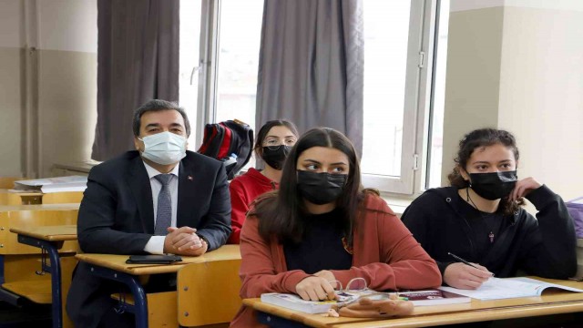 Rektör liseyi ziyaret etti, öğrencilerle birlikte ders dinledi