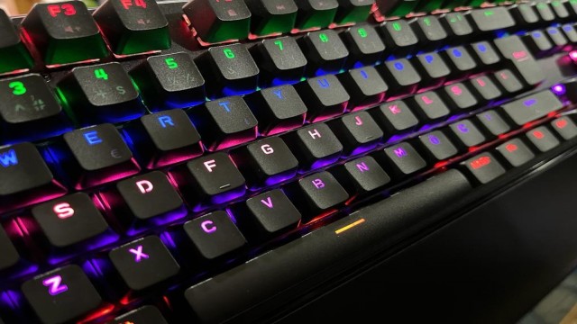 Rengarenk oyuncu klavyeleri teknoloji vitrinlerini aydınlatmaya devam ediyor