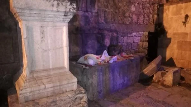 Roma imparatoru için yapılan kapı, evsizlerin yatağı oldu