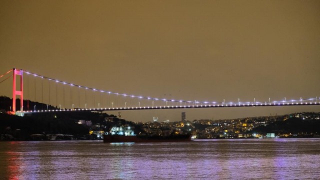 Rusya’dan gelen tonlarca ayçiçeği yağı yüklü gemi İstanbul Boğazı’na ulaştı