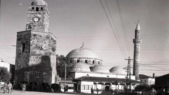 Saat Kulesi’ndeki orijinal saat 1976’da bakım görmüş