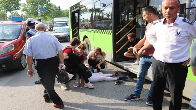 Sağlık çalışanlarına ve kendisine çarpan otobüs şoförüne tepki gösterdi