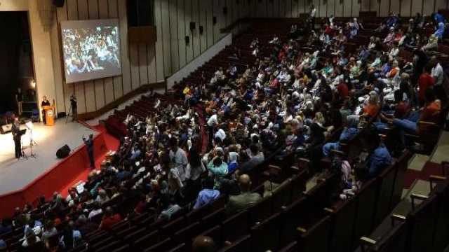 Sağlıkçı orkestra ve korosu sahnede