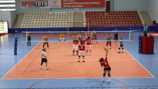 Sağlıkçılar voleybol turnuvasında hünerlerini sergiledi