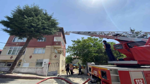 Sancaktepe’de çatı tadilatı sırasında korkutan yangın