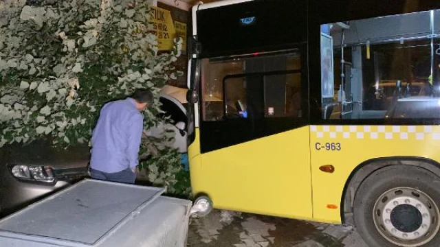 Sancaktepe’de yıkama görevlisi otobüsün direksiyonuna geçti, facianın eşiğinden dönüldü. Yıkama görevlisi Mehmet Gündüz yaralandı. 