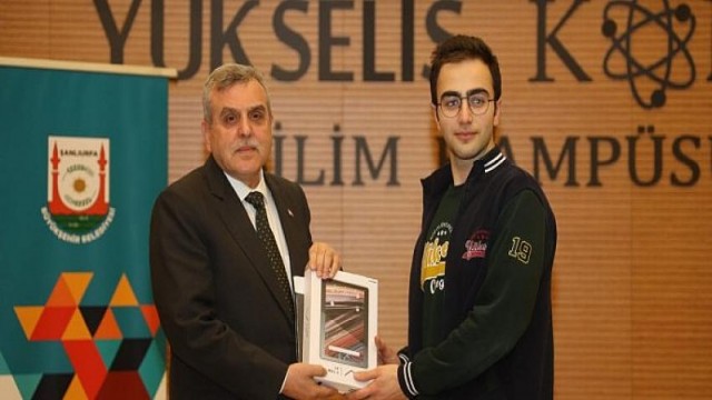 Şanlıurfa Büyükşehir Belediye Başkanı Zeynel Abidin Beyazgül TÜBİTAK Olimpiyatlarında derece elde eden öğrencilerle bir araya geldi.