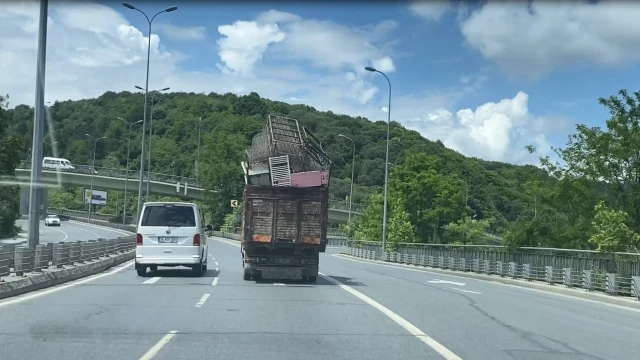 Sarıyer’de demir yüklü kamyonetin tehlikeli yolculuğu kamerada