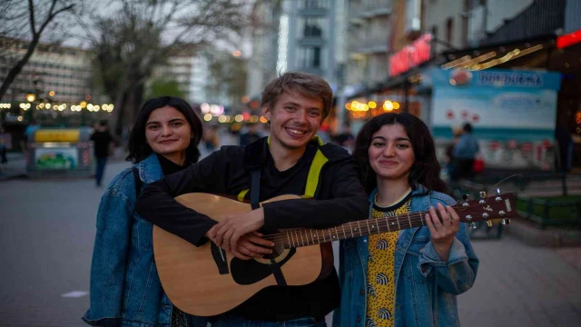 Savaştan kaçtı, gitarıyla dünyayı geziyor