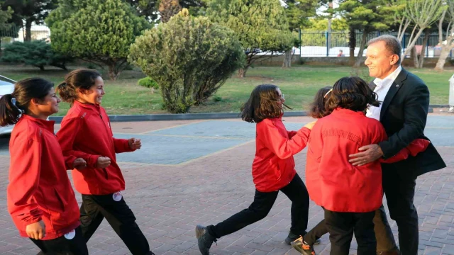 Seçer, ’Kır Çiçekleri’nin başarılı sporcuları ile buluştu