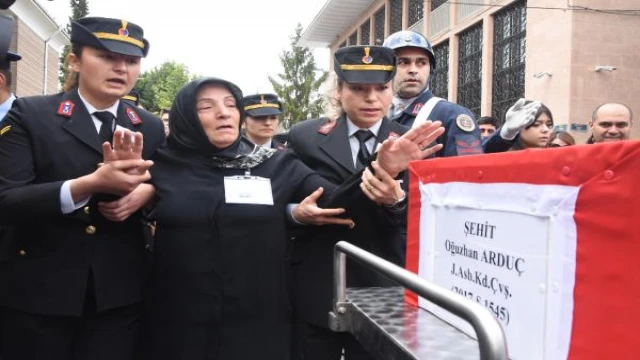 Şehit oğlunu asker selamıyla uğurlayan anne: Hakkımı sana helal ettim