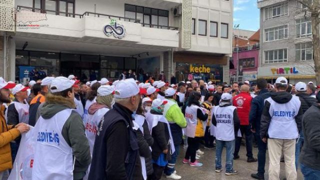 SENDİKANIN GREV KARARI ALDIĞI ÇORLU BELEDİYESİ ÖNÜNDE PROTESTO