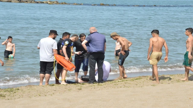 Serinlemek için girdikleri denizde boğulma tehlikesi yaşadılar