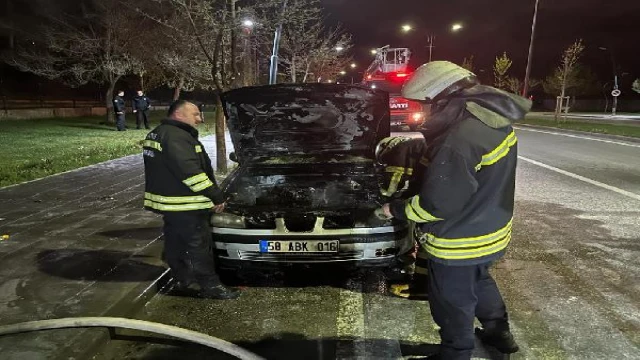 Seyir halindeki otomobil alev aldı