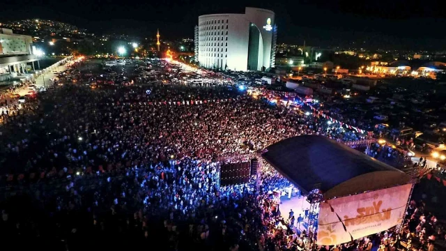 Sınava giren gençler, sınav yorgunluğunu Canbay ve Wolker konserinde attı