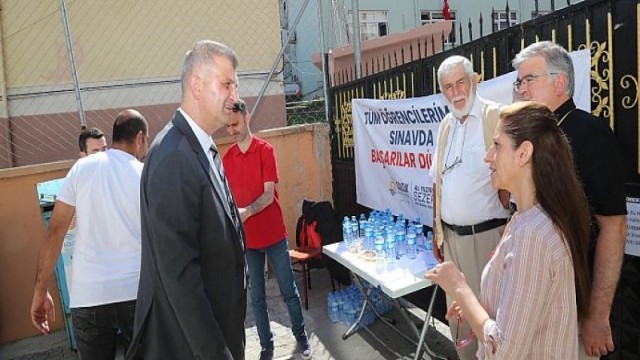 Sınava Giren Öğrencilere Gölcük Belediye Başkanı Ali Yıldırım  Sezer’den Moral Desteği