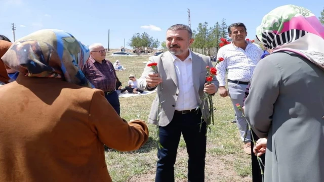 Sincan Belediye Başkanı Murat Ercan’dan annelere çiçek