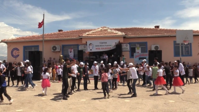 Şırnak’ta öğrenciler halaylar eşliğinde projelerini sergiledi