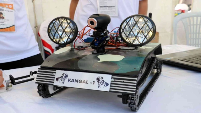 Sivaslı öğrenciler Kangal kadar sadık robot yaptı