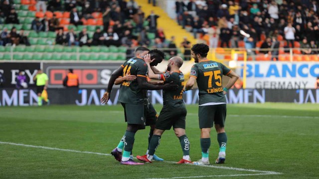 Spor Toto Süper Lig: Alanyaspor: 4 - Konyaspor: 1 (İlk yarı)