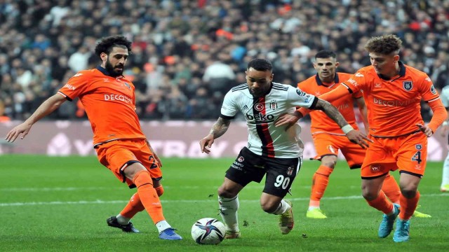 Spor Toto Süper Lig: Beşiktaş: 1 - Medipol Başakşehir: 2 (İlk yarı)