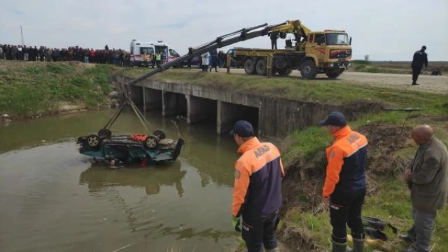 Sulama kanalına düşen otomobilin sürücüsü aranıyor