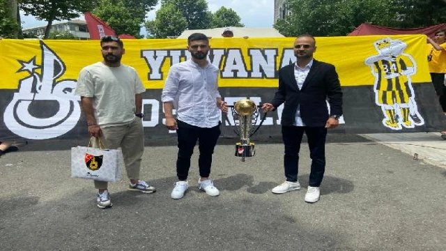 Süper Lig’e yükselen İstanbulspor, İstanbul Erkek Lisesi’nde öğrencilerle bir araya geldi