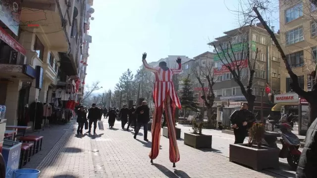 Tahta bacaklı palyaçonun silüeti tüm caddeyi gölgeledi