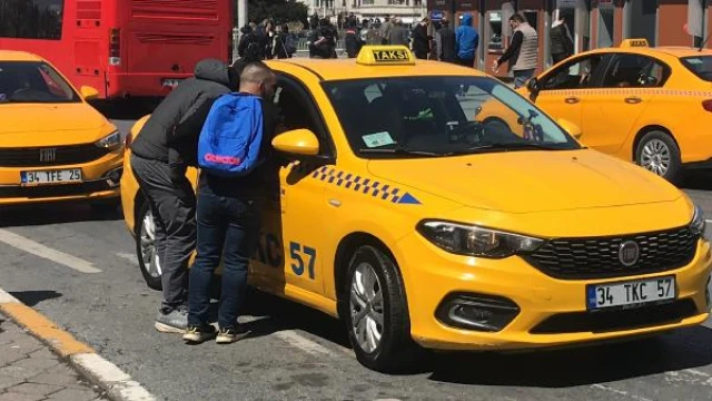 Taksim’de bu kez turistler taksicilerle pazarlık yaptı 