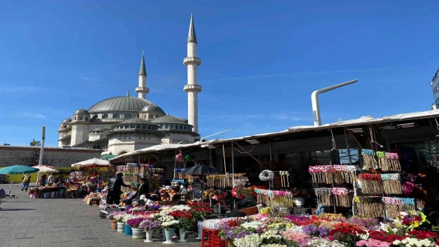 Taksim’de çiçekçilerde ”Anneler Günü” heyecanı