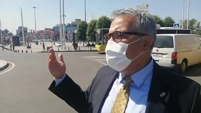 Taksim’de taksi bulamayan işadamı tepki gösterdi