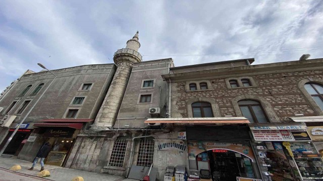 Tarihi caminin minaresi betonlaşmaya yenik düştü