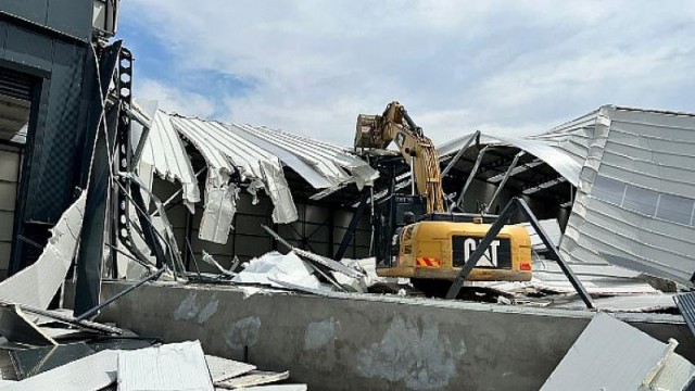 Tarım arazisine yapılan kaçak fabrika yıkıldı