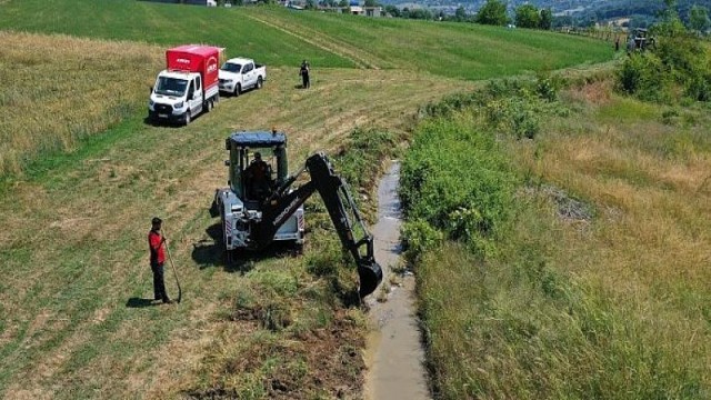 Tarımsal sulama kanalları temizleniyor