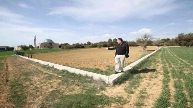 Tarlasından tel örgüleri çalınan tarla sahibi hırsızlara teessüf etti