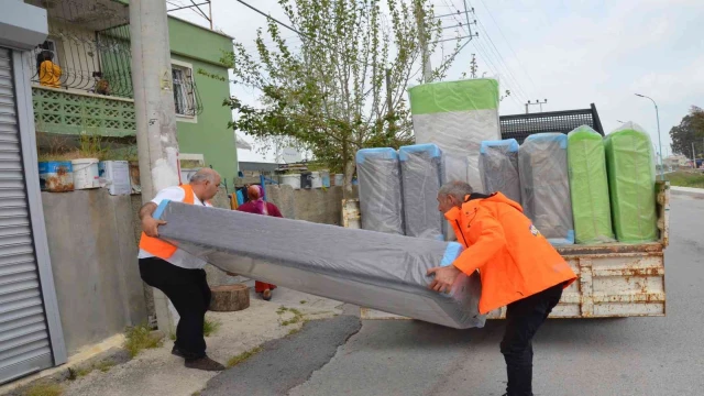 Tarsus’ta evi yanan 8 aileye eşya desteği