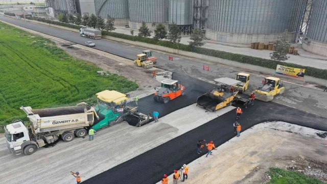 Tarsus’ta KOBİ işletmelerinin bulunduğu bölgenin yolları sıcak asfaltla kaplandı