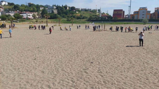 Tekirdağ’da 100 kişi imece usulüyle plajları temizledi