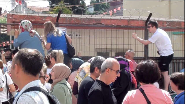 Tekirdağ’da sınav heyecanı: Çocuklarını görmek için tellere tırmandılar