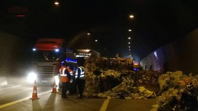 TEM’de tır kazaya karıştı, tonlarca atık malzeme yola döküldü