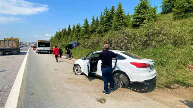 TEM’e düşen taş kazaya sebep oldu: 2 yaralı