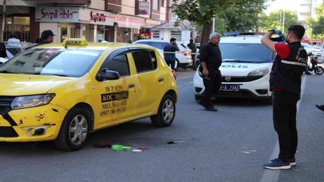 Ticari taksi sahibinin oğlu, önünü kestiği şoförü başından vurarak öldürdü